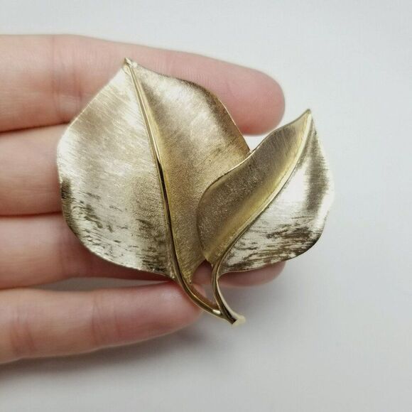 Vintage Crown Trifari Gold Tone Leaf Shape Brooch Lapel Pin, Signed, Estate - Picture 1 of 5